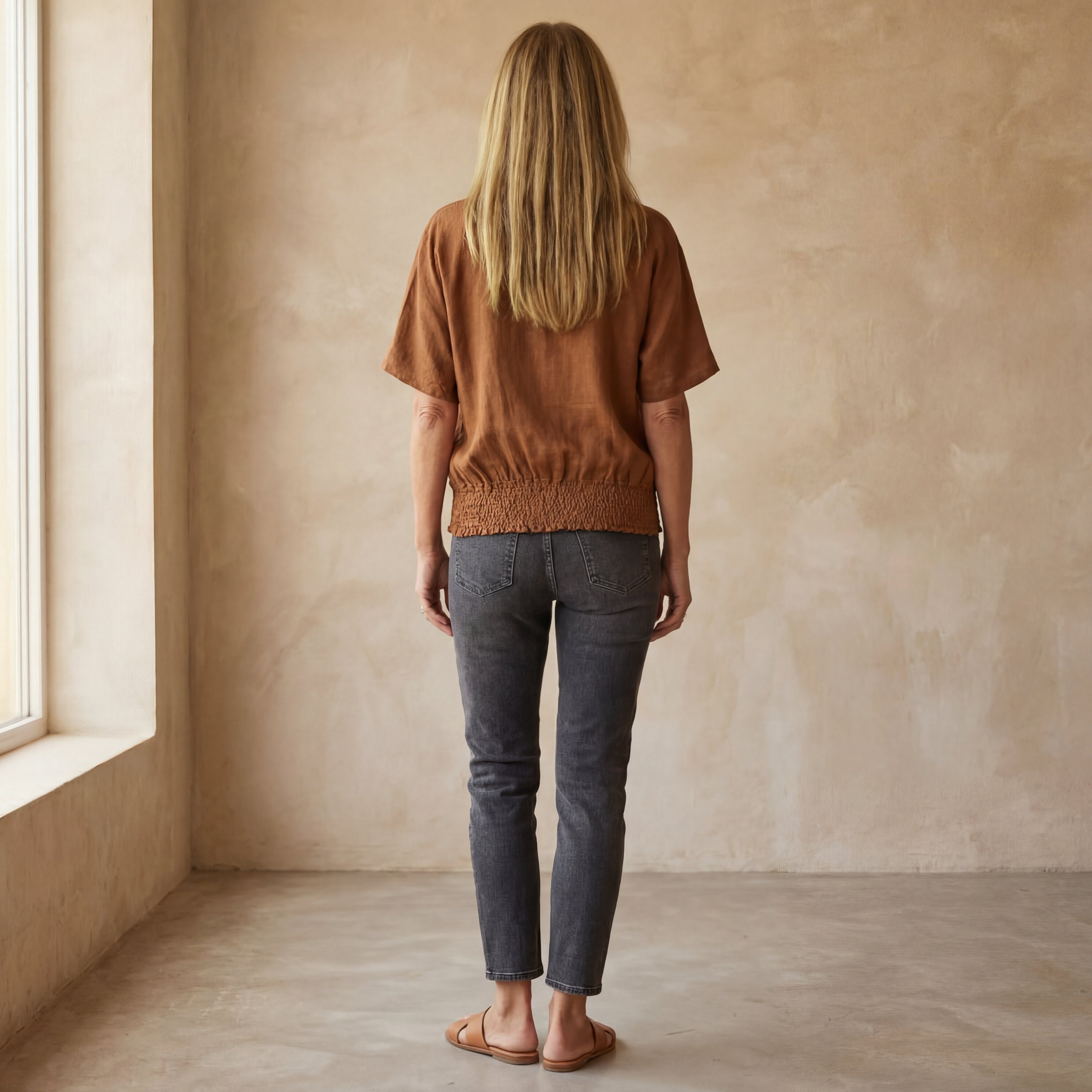 BOMIA - Comfortable Waisted T-shirt with V-neckline