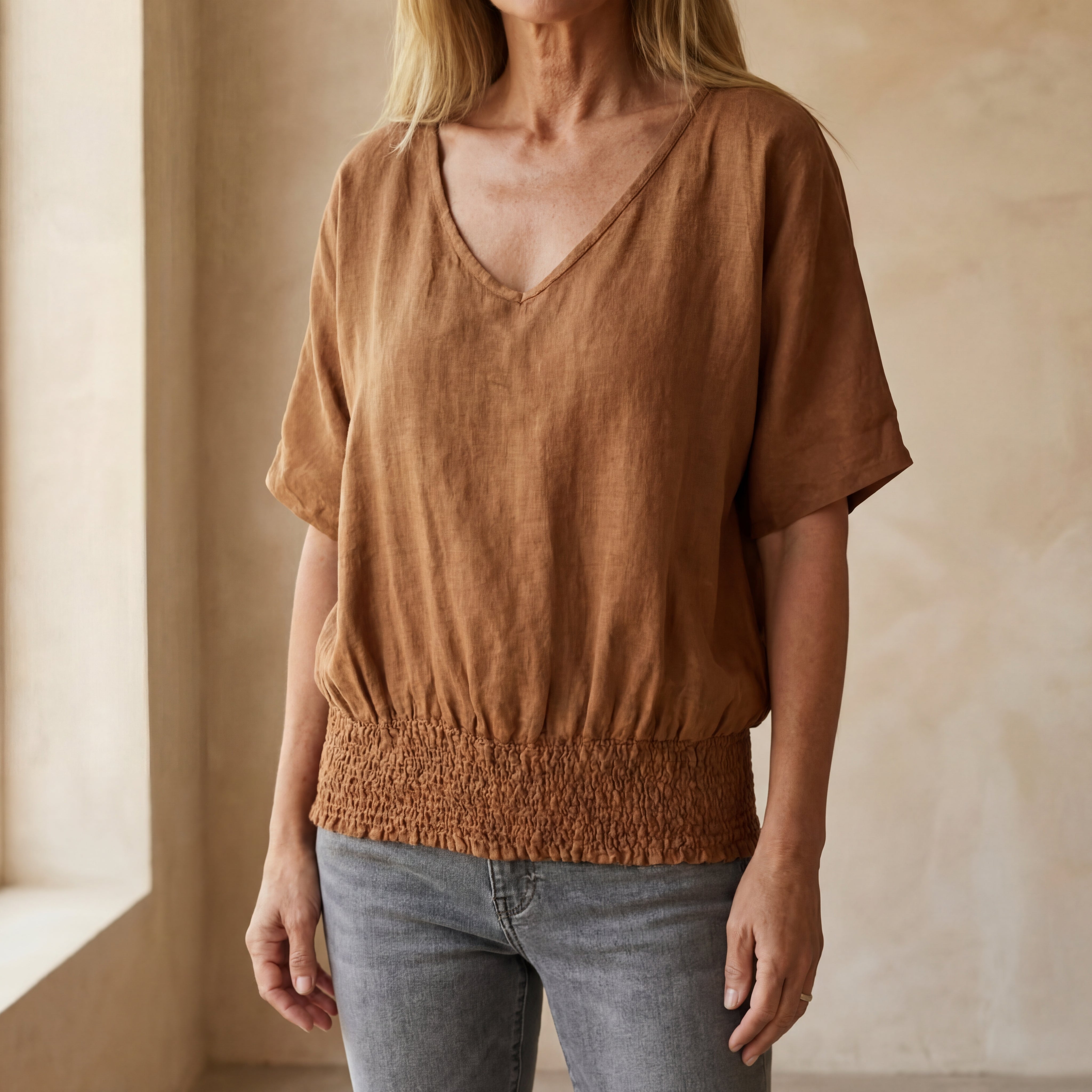 BOMIA - Comfortable Waisted T-shirt with V-neckline