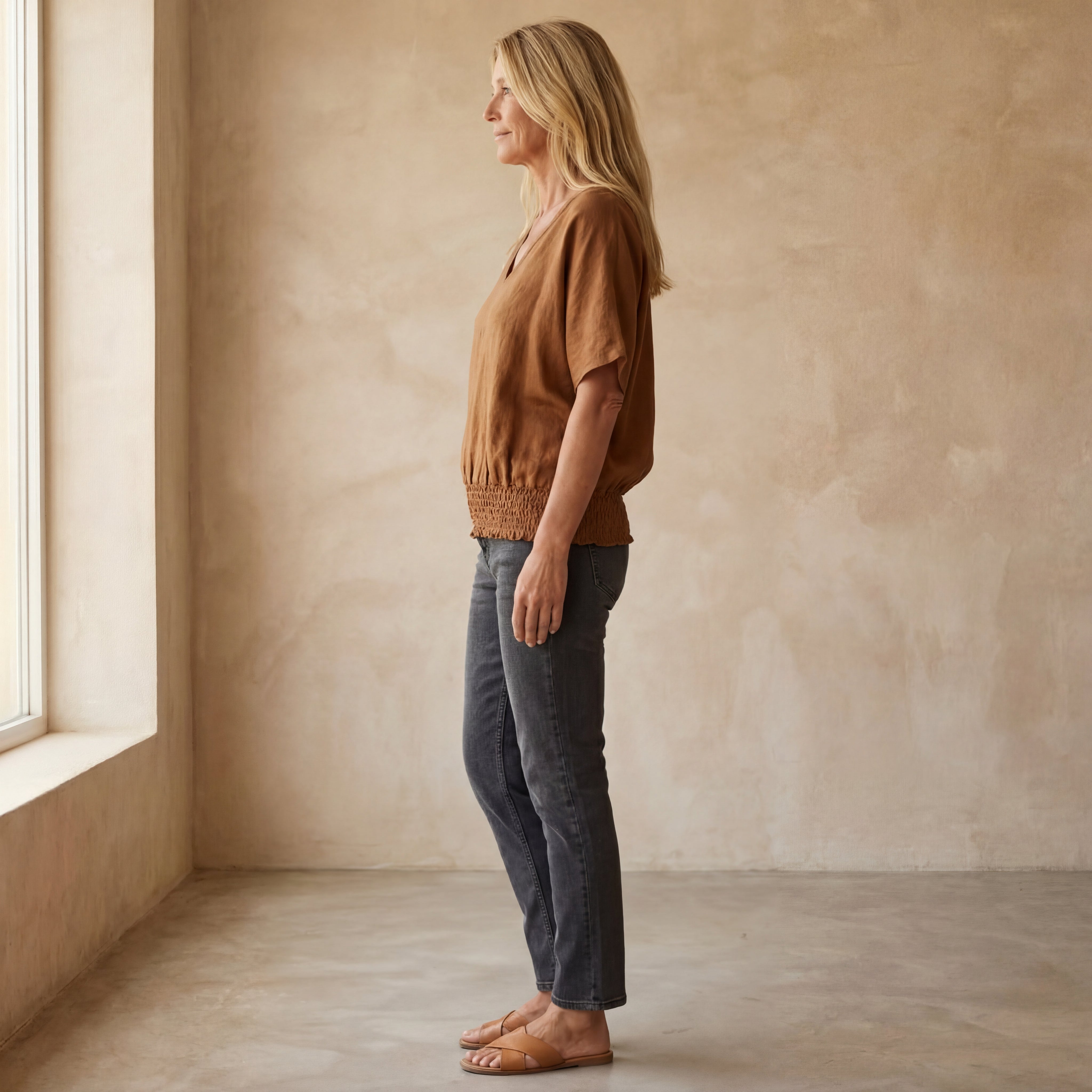BOMIA - Comfortable Waisted T-shirt with V-neckline